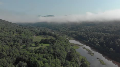 Toma-épica-De-Lado-A-Lado-De-Un-Dron-De-Un-Hermoso-Valle-En-Las-Montañas-Catskill-Del-Estado-De-Nueva-York