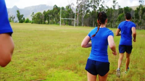 Gente-En-Forma-Haciendo-Jogging-En-El-Campo-De-Entrenamiento-4k