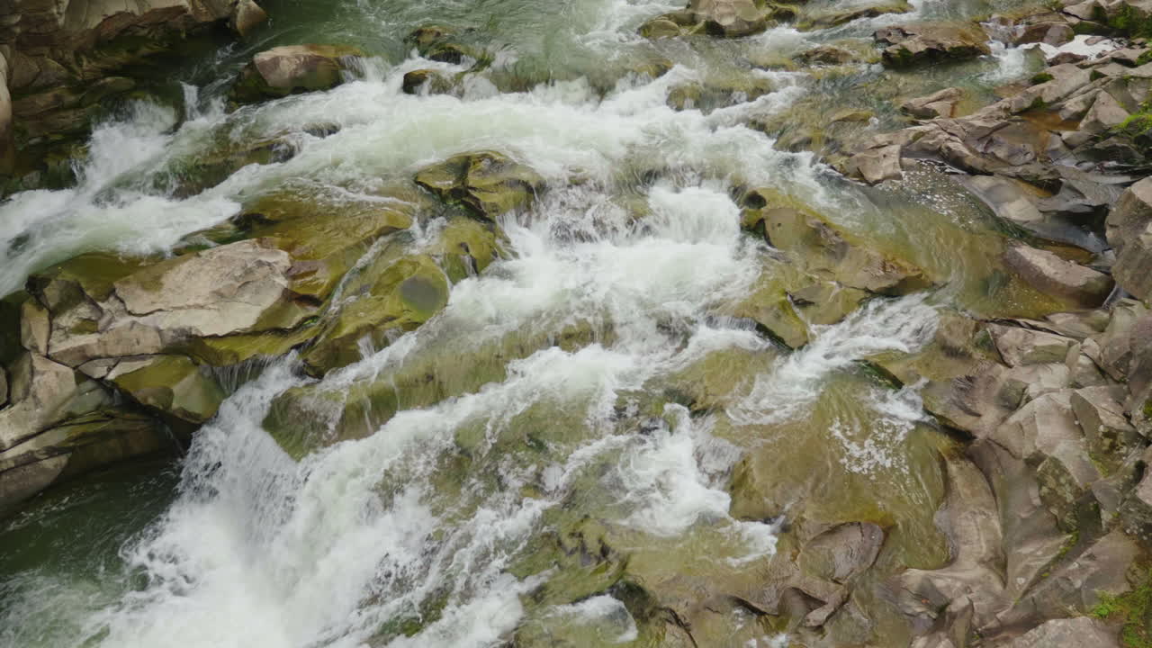 una hermosa cascada en las montañas agua que fluye sobre las rocas