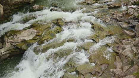una hermosa cascada en las montañas agua que fluye sobre las rocas