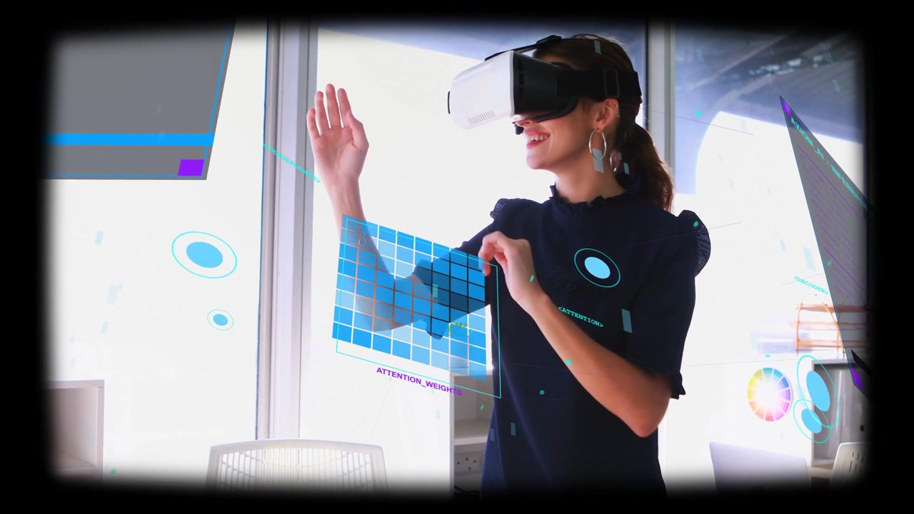 Donna in ufficio che alza le mani, indossa un visore VR, manipola una griglia olografica blu ed esplora dati.