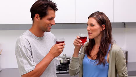 Pareja-Brindando-En-La-Cocina