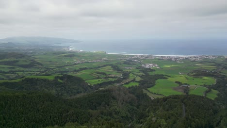 fotografía aérea de la pintoresca naturaleza de sete ciudades en las azores con exuberantes colinas verdes, el hotel abandonado monte palace en la cima de la colina