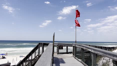 Rote-Fahnen-Entlang-Der-Küste-Am-Deer-Lake-Beach,-Florida