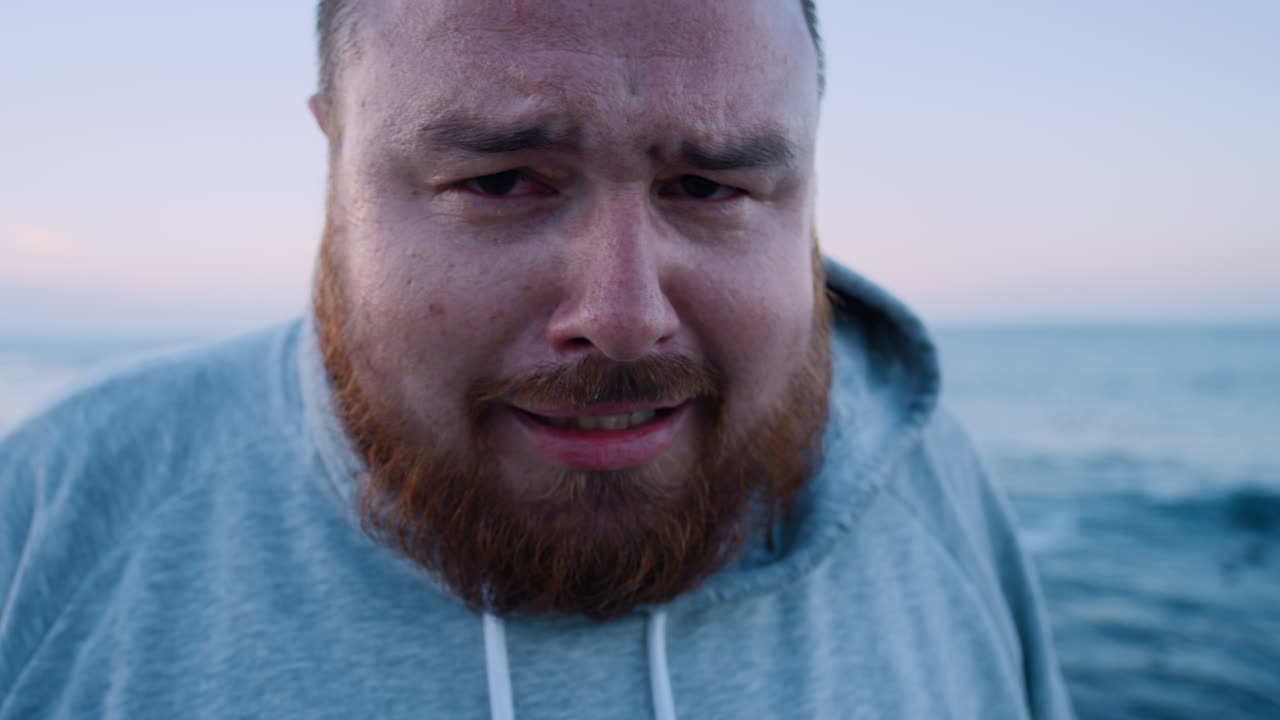 fitness, ejercicio y cara de hombre gordo cansado