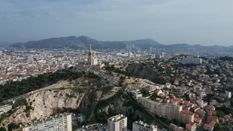 Vista-Aérea-De-Notre-Dame-De-La-Garde-En-La-Colina-De-Marsella-Francia