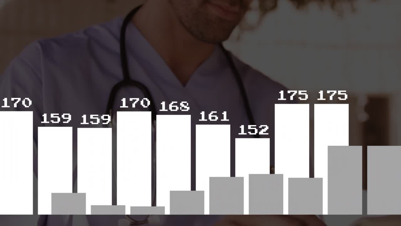 Mannelijke arts van middelbare leeftijd tikt op tabletscherm en bewaakt geanimeerd medisch staafdiagram dat gegevens bijwerkt.