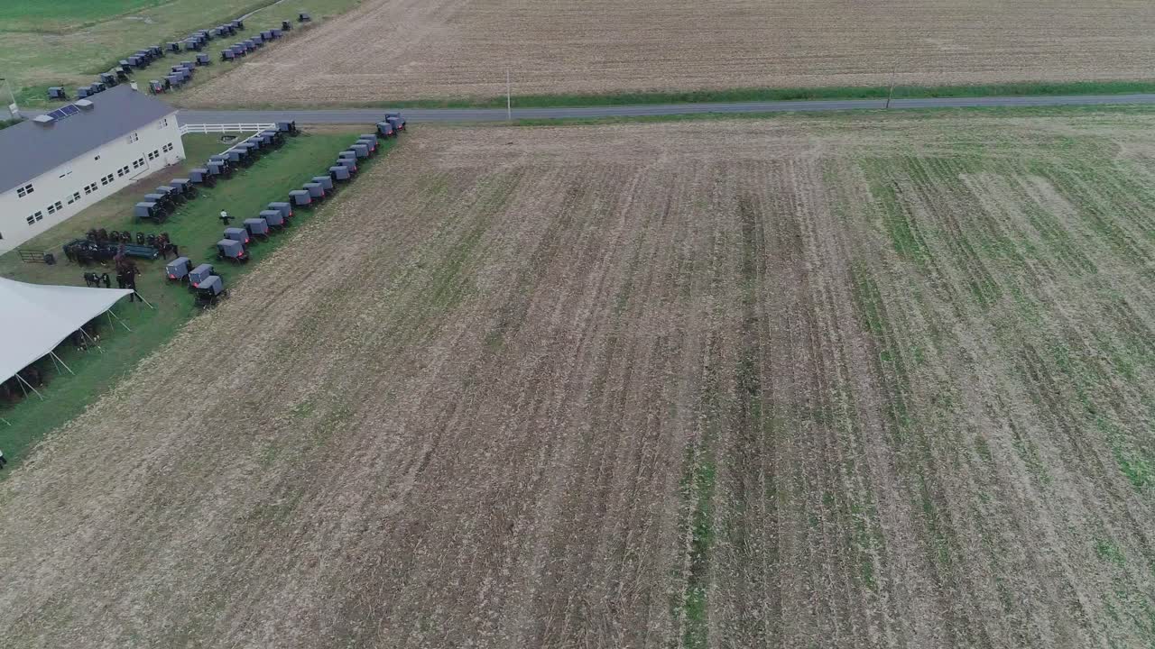 버기가 있는 가을날 아미시 결혼식의 아리엘 뷰, 드론으로 본 아미시 배구