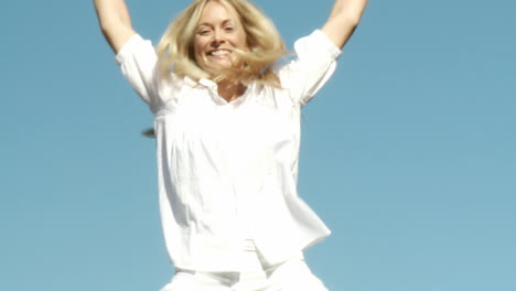 Blonde-Frau,-Die-Auf-Einem-Trampolin-Springt