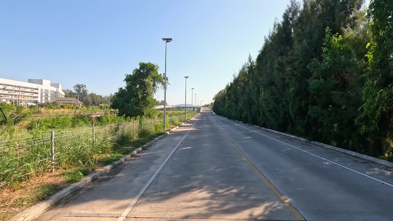 조용하고 나무로 둘러싸인 거리를 따라 진행