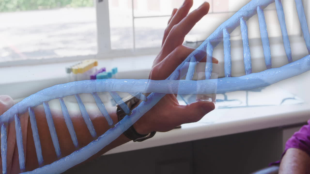 examinando la muestra en el laboratorio, científico con animación de cadena de adn en el fondo