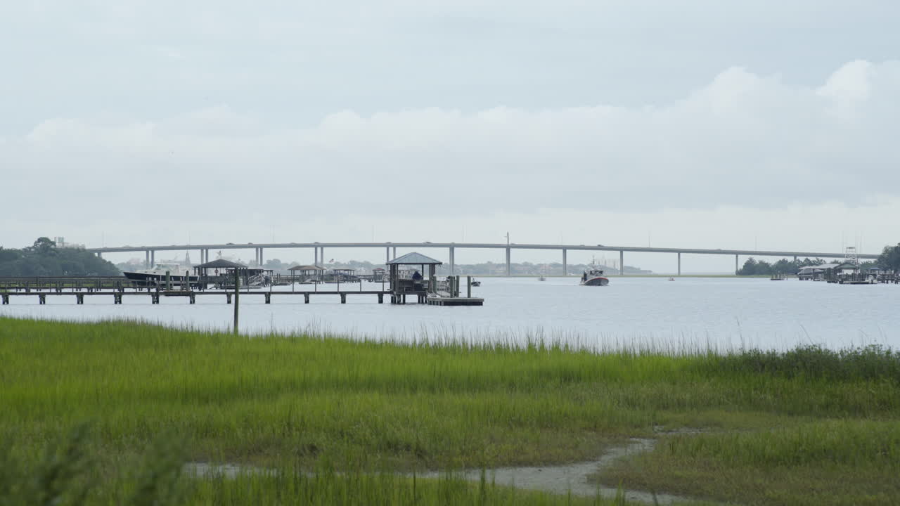 찰레스톤, sc, 정적 습지 잔디 근처 강을 따라 여행 하는 보트