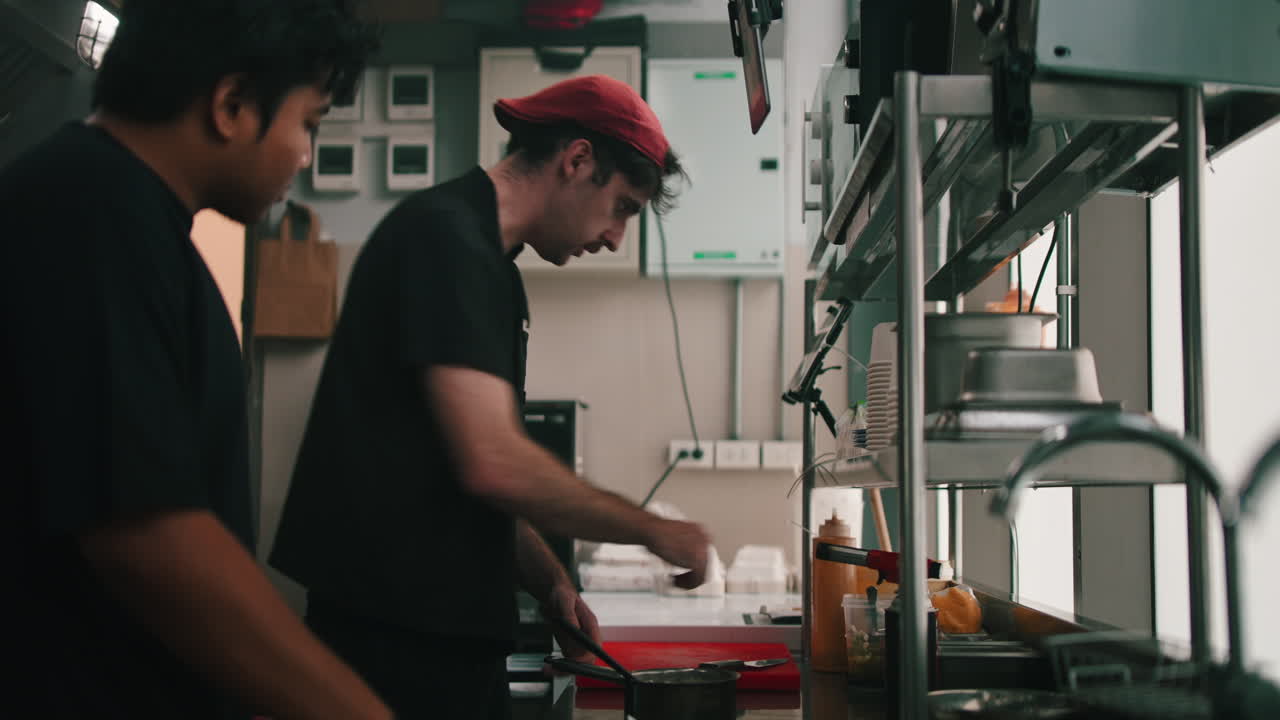 cocineros preparando comida en una cocina