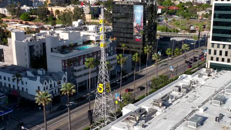 Torre-Ktla-5-En-El-Hito-Histórico-De-Hollywood,-Día-Soleado-En-Los-ángeles,-órbita-Aérea