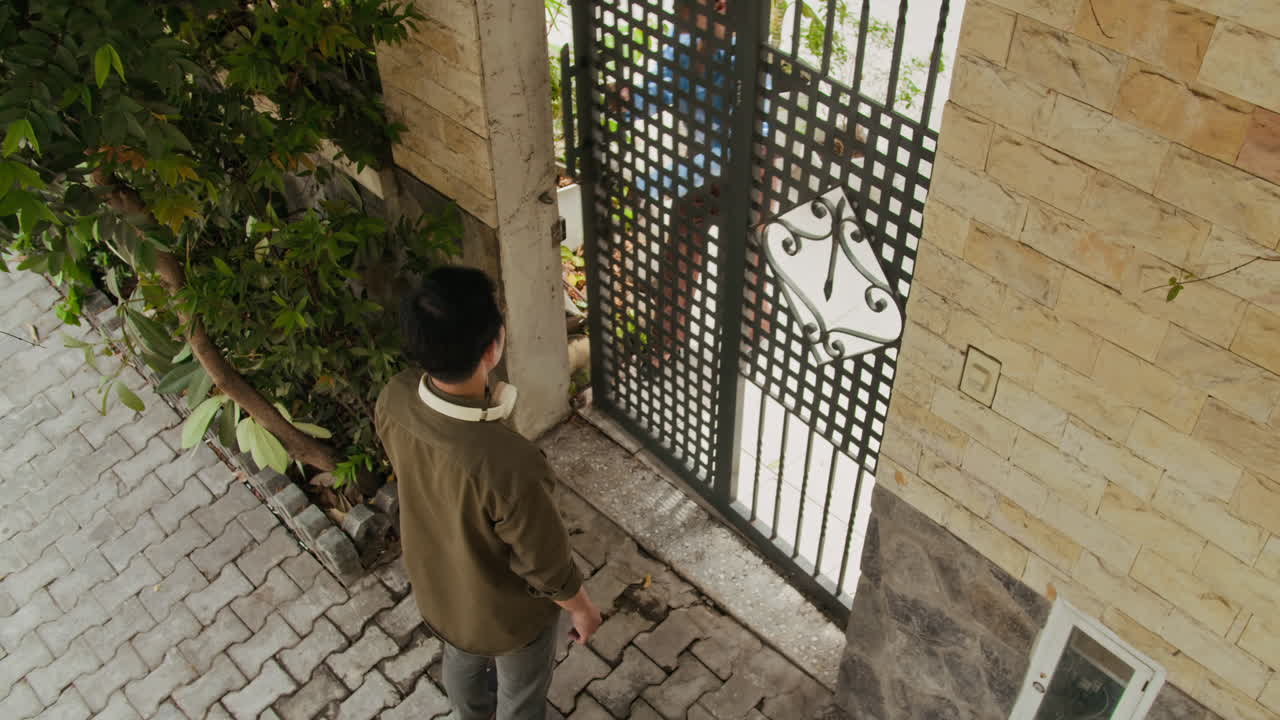 Kadın, Hediye ile Kendisini Ziyarete Gelen Arkadaşını Selamlıyor