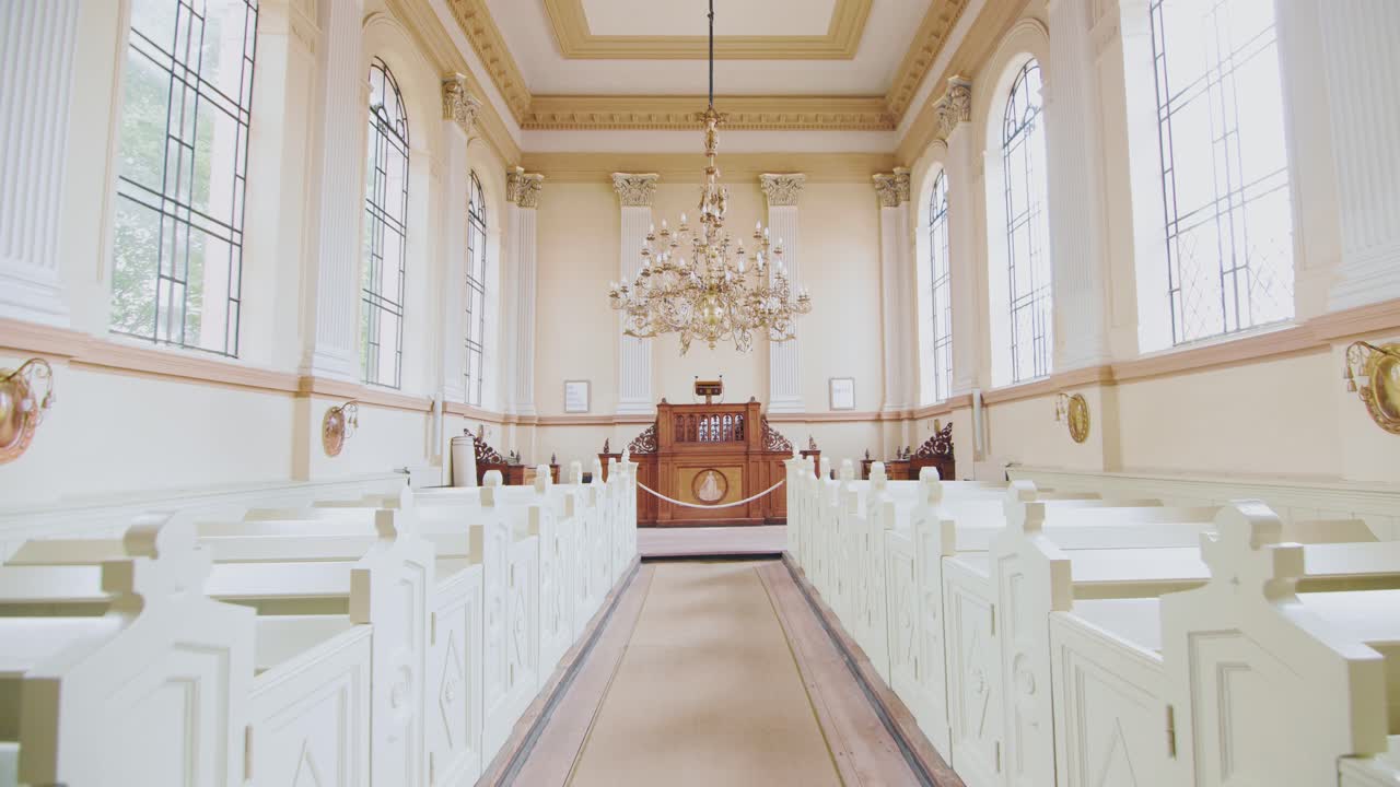 텅 빈 교회 본당으로 들어가는 세련된 인테리어 디자인, 낮, 돌리인