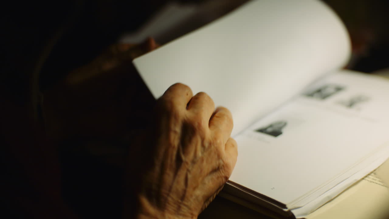 Anziano che esamina documenti alla scrivania di notte