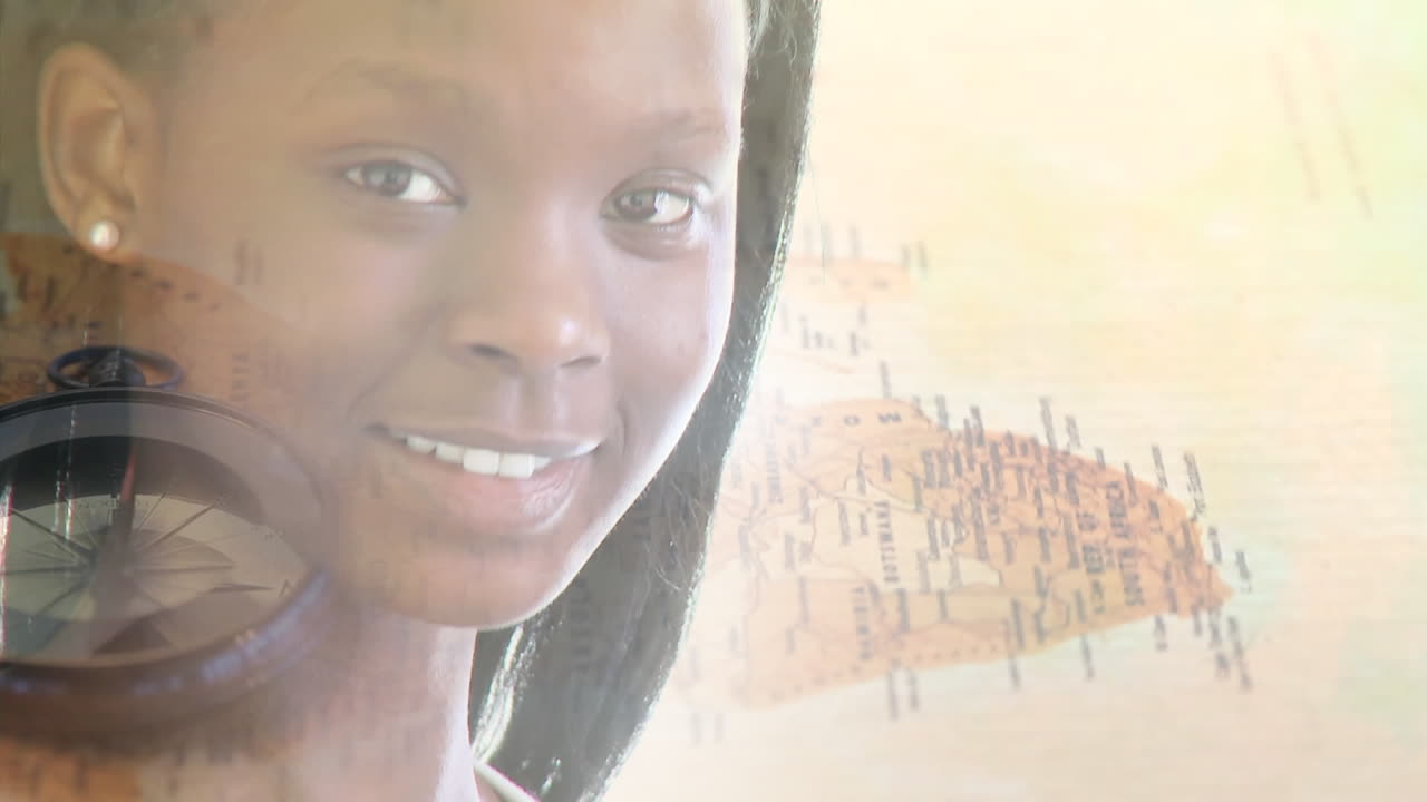 세계 지도 위에서 웃는 행복한 아프리카계 미국인 여성의 애니메이션