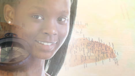 animación de una feliz mujer afroamericana sonriendo sobre el mapa del mundo