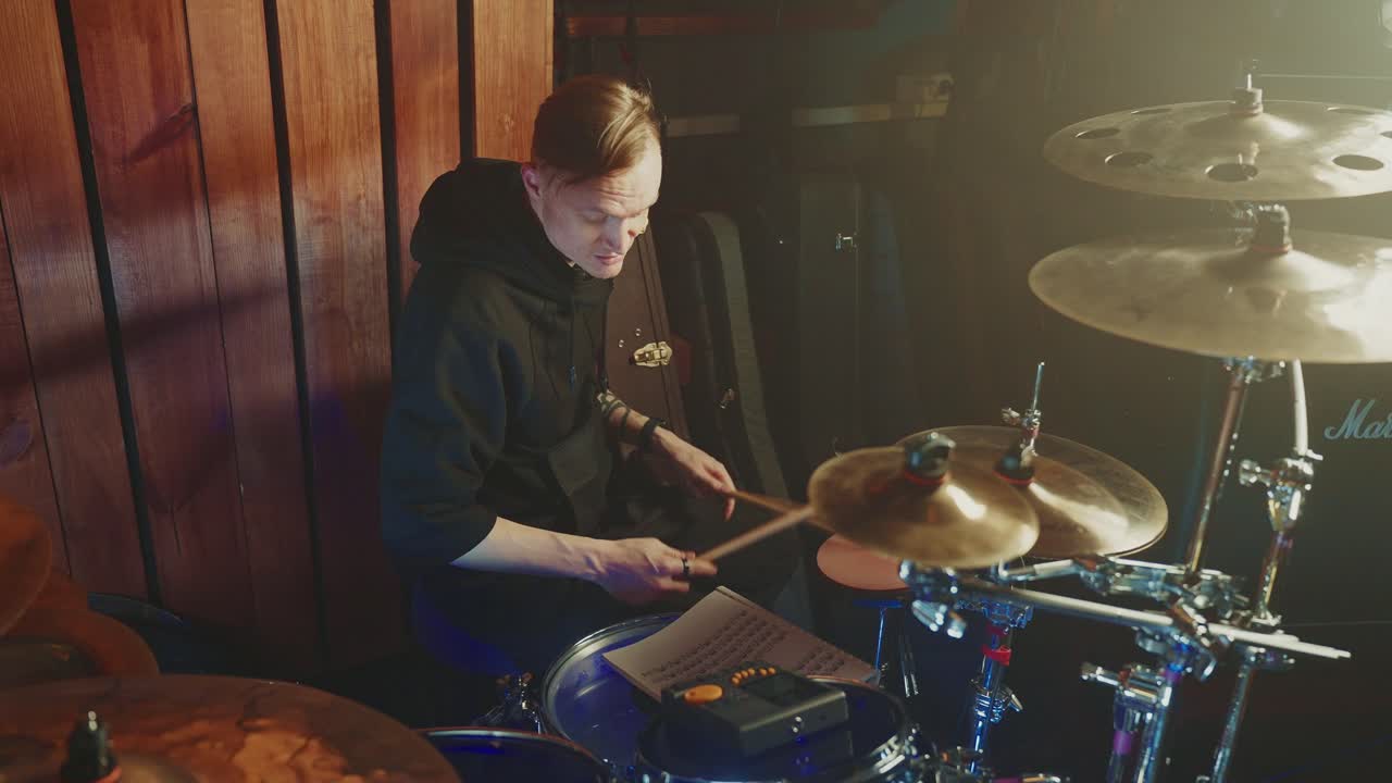 baterista tocando la batería en un estudio de grabación