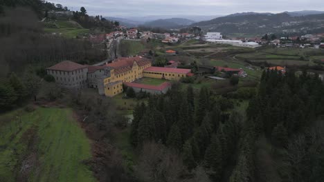 Sereno-Seminario-São-José-De-Oleiros-En-Medio-De-Verdes-Campos,-Portugal