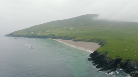 Luftaufnahme-Einer-Touristischen-Prahlerei,-Die-Am-Strand-Auf-Der-Great-Blasket-Island-Vorbeiführt