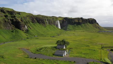 la cascada de islandia seljalandsfoss es un dron aéreo de 4k.