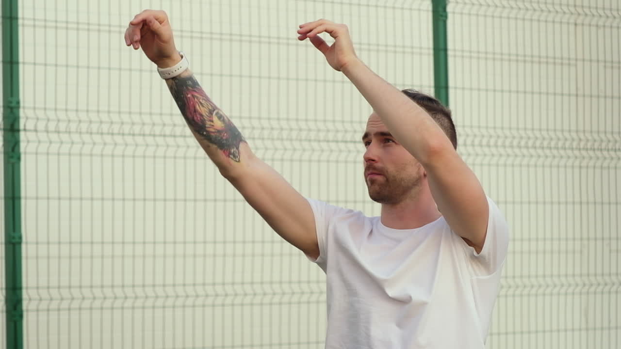 농구 공을 는 남자