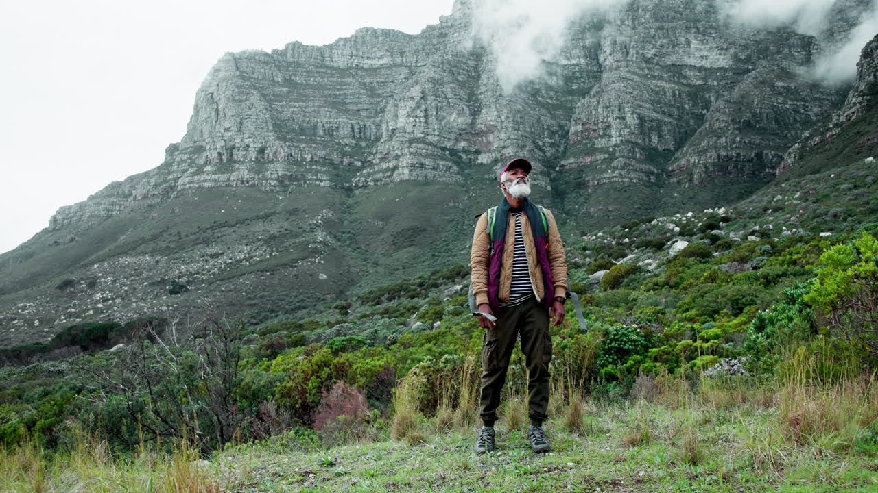 산에서 하이킹하는 사람