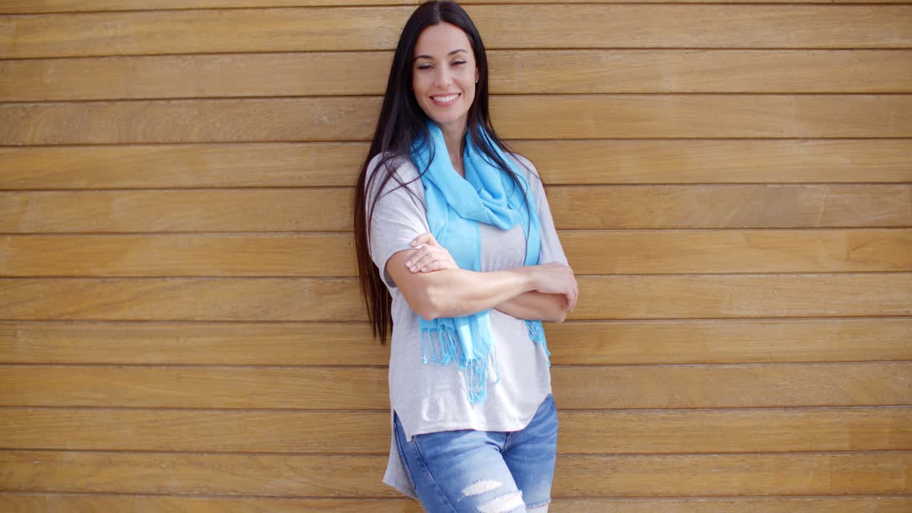 mujer alegre con los brazos cruzados