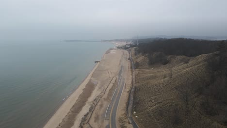 모래사장을 덮고 있는 폭염 속 해변가를 밀고 나가다