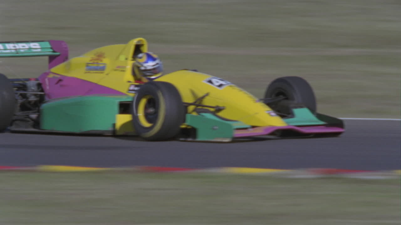 гоночный автомобиль едет по трассе