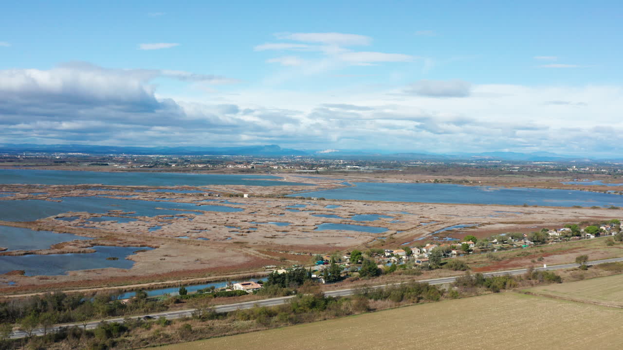 도로 고속도로와 몽펠리에 호수 (프랑스) 를 따라 있는 들판의 드론 풍경