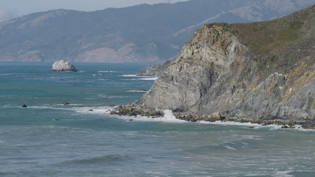 вид на океанский берег с обрывистыми скалами и разбивающимися волнами вдоль калифорнийского побережья биг сур калифорния