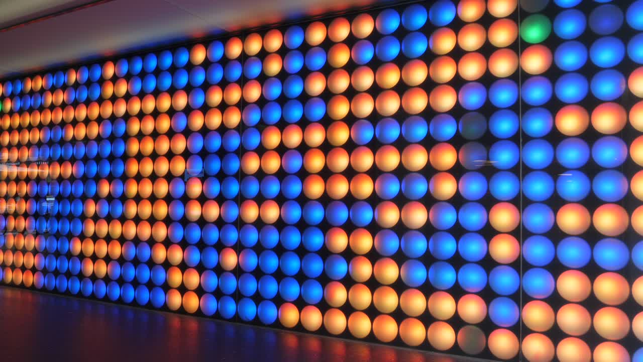 iluminación en la plaza de la ciudad de innsbruck, austria.