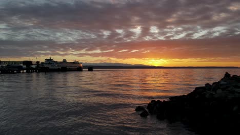 Toma-Aérea-De-Una-Impresionante-Puesta-De-Sol-Detrás-Del-Ferry-Edmonds-En-El-Estado-De-Washington