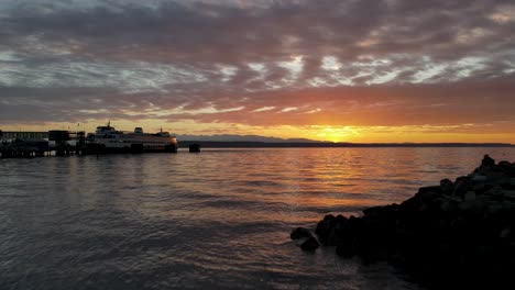 toma aérea de una impresionante puesta de sol detrás del ferry de edmonds en el estado de washington