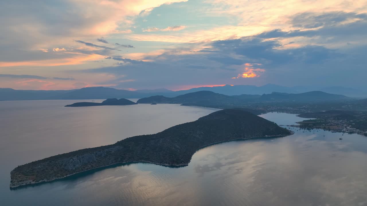 그리스의 펠로폰네소스 해변에서 해가 지는 공중 영상