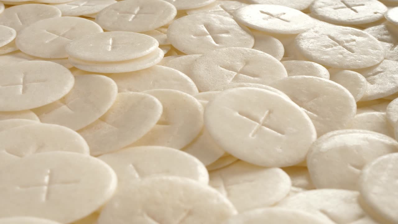 las hostias de la comunión panes sacramentales girando girando plana vista superior