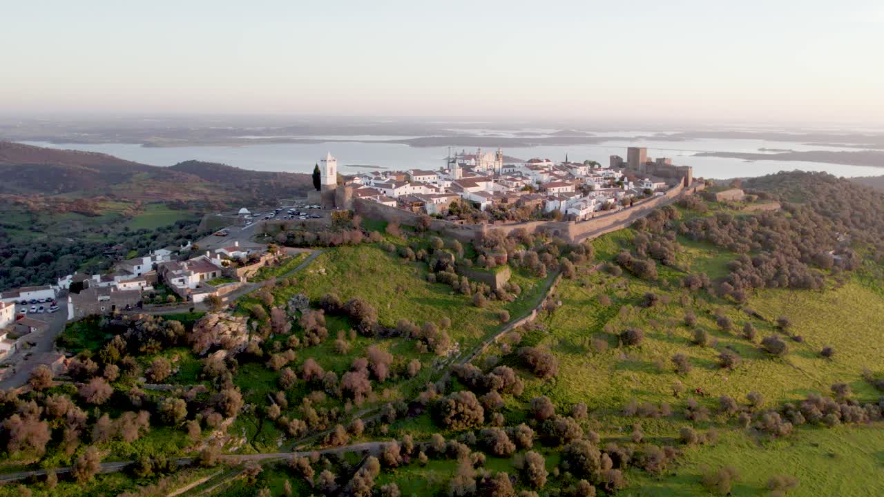Pôr do sol sobre a vila medieval de Monsaraz