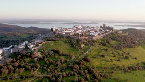puesta de sol sobre el pueblo medieval de monsaraz