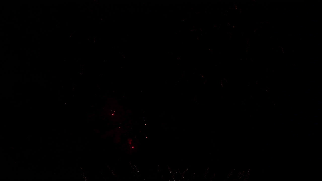 하늘을 배경으로 밤에 화려한 불꽃놀이