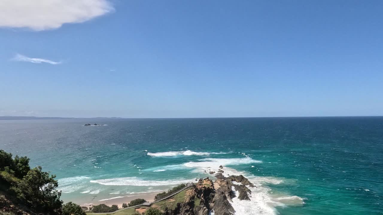 바위 에 부히는 파도 와 함께 아름다운 바다 풍경