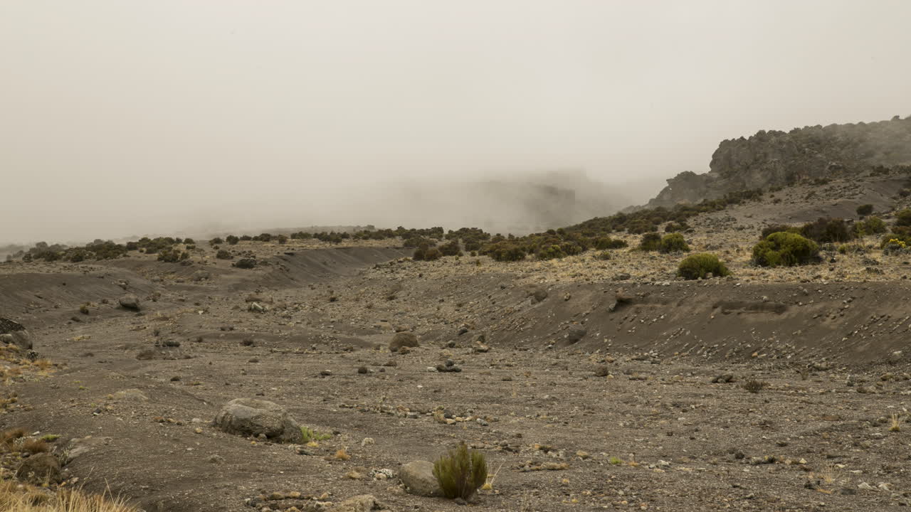 lapso de tiempo de la niebla retrocediendo en el monte kilimanjaro