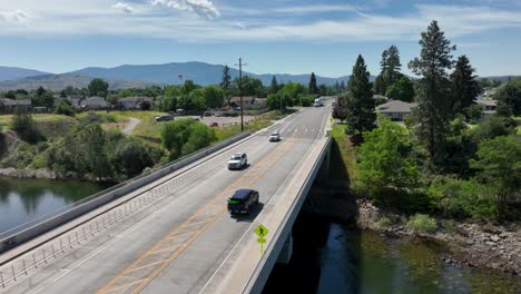 Toma-Aérea-Dejando-Un-Automóvil-A-Través-De-Un-Puente-En-Spokane,-Washington