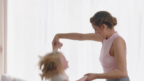 Feliz-Familia-Multirracial-Bailando-En-Casa-Divirtiéndose-Disfrutando-Del-Baile-Celebrando-Un-Fin-De-Semana-Emocionante-Juntos-Vistiendo-Pijamas