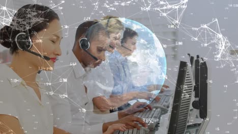 animazione della rete di connessioni con icone su persone d'affari che utilizzano cuffie telefoniche