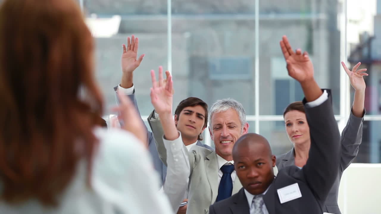 사람들이 손을 들고