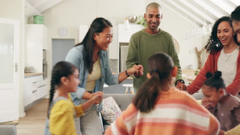 Tanzen,-Glücklich-Und-Händchen-Haltend-Mit-Der-Familie