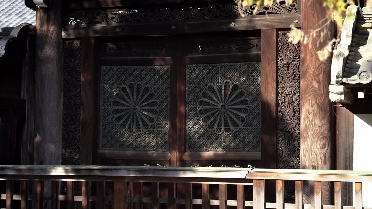 Design del cancello laterale chiuso del Tempio Tōfuku-ji in una giornata luminosa.